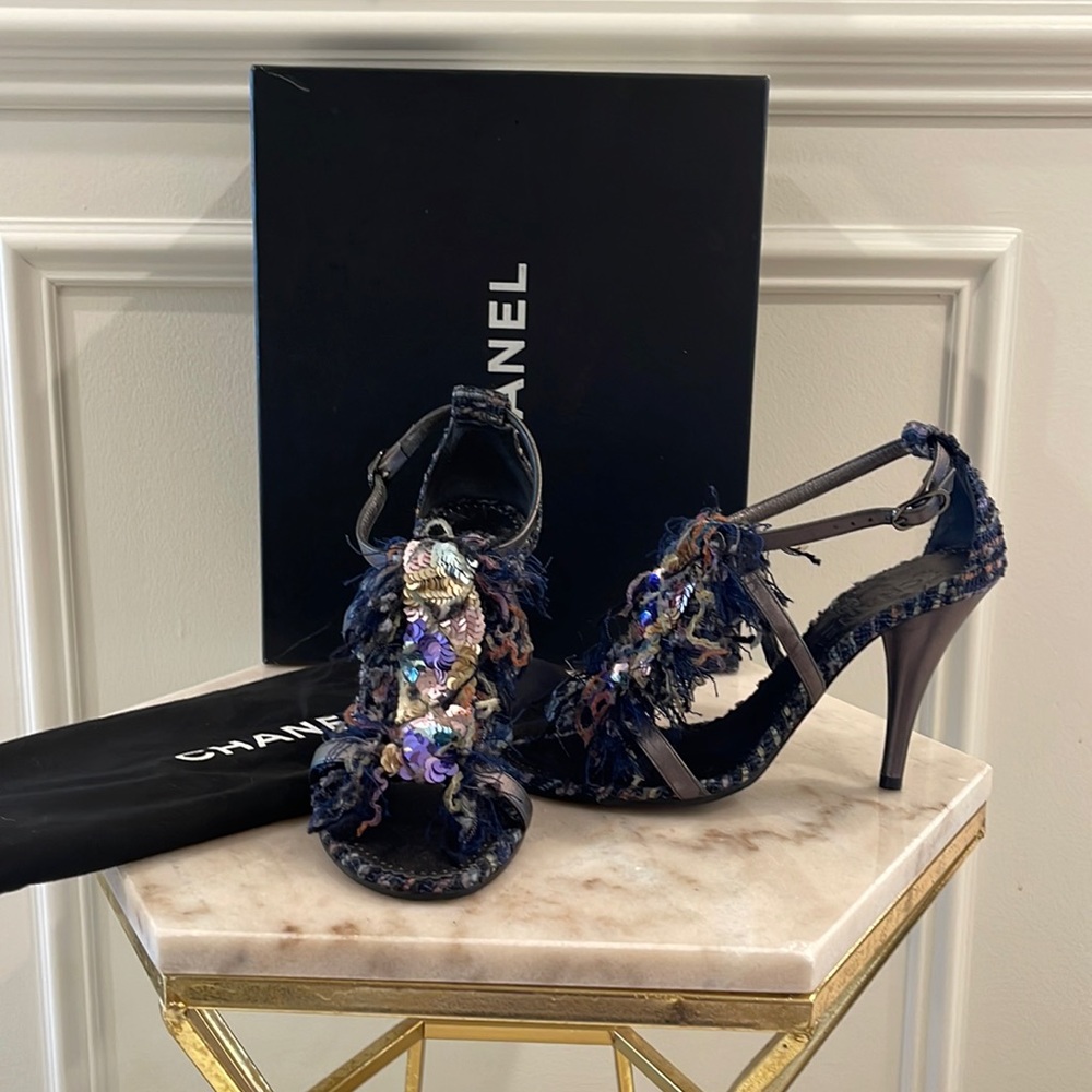 Chanel Rare Navy tweed and sequins Pewter leather Sandals Heels Size 7 US - Picture 2 of 16